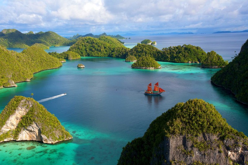 Indonesia-Wildlife-Tours_accommodation-Tiger-Blue_Raja-Ampat-2